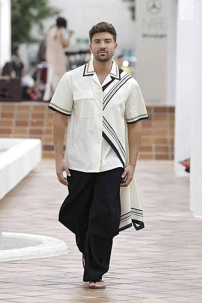 El cantante Pablo Alborán desfilando para Adolfo Domínguez durante Mercedes-Benz Fashion Week Madrid.
