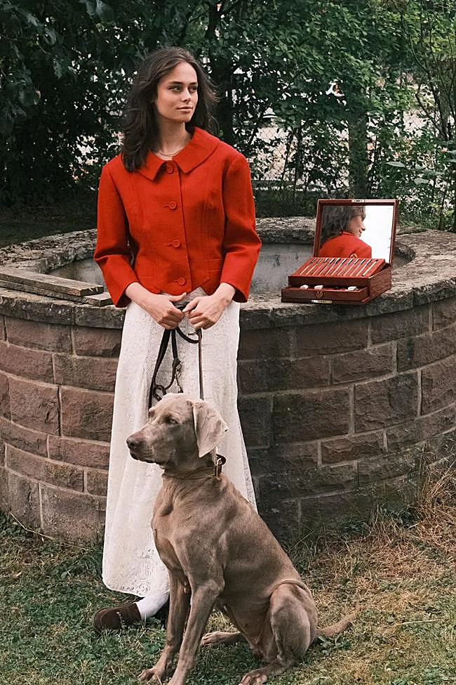 Eugenia de Hannover con una chaqueta roja.