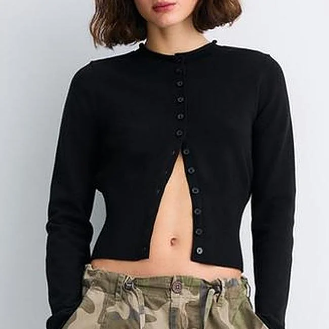 Jersey negro ajustado de Stradivarius, 22,99 euros.