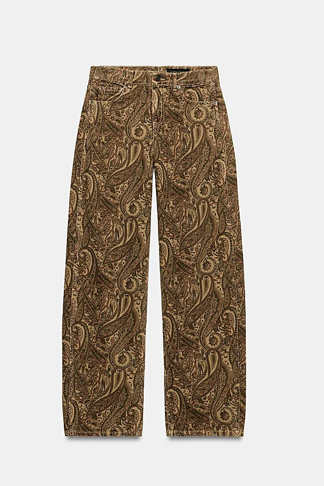 Vaqueros estampados de Zara (39,95 euros)