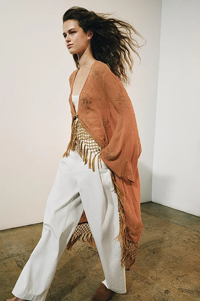 Chaqueta con bordados de Zara (69,99 euros)