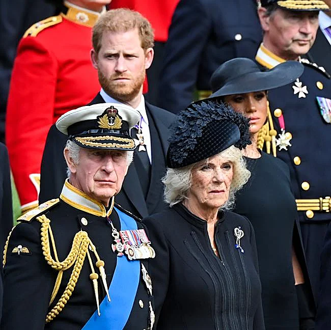Harry y Meghan con los reyes Carlos y Camila en una imagen de archivo