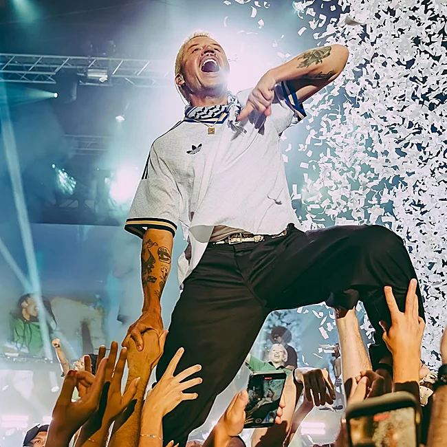 Macklemore, durante una actuacón en Francia.