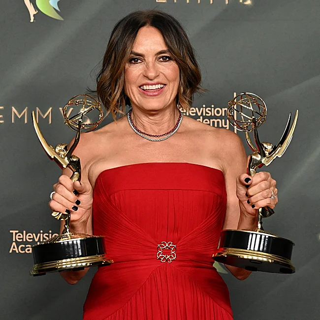 Mariska Hargitay, con sus dos Emmy de las Artes Creativas.