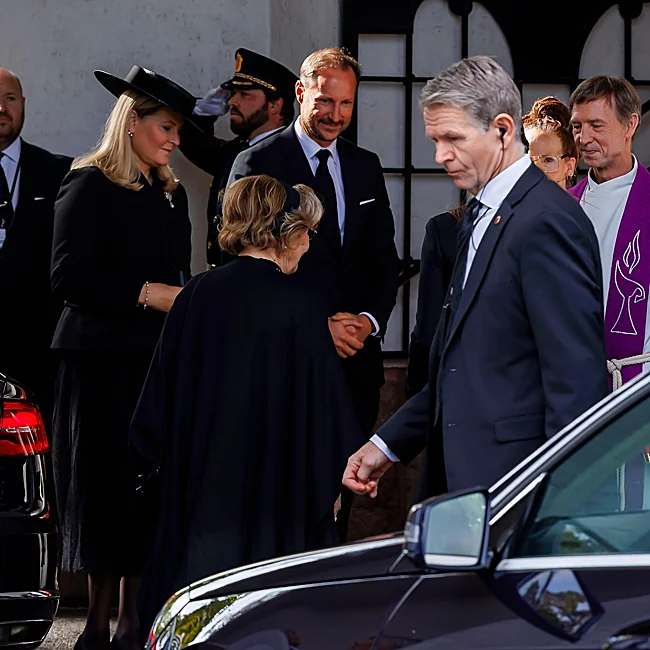 The kings Haakon and Mette-Marit, together with Queen Sonja, on their arrival at the funeral.