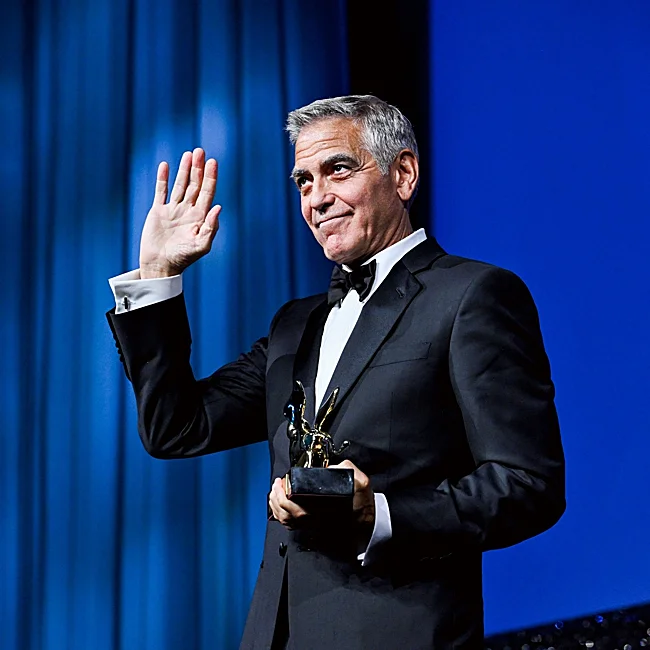 George Clooney sostiene su León de Oro.
