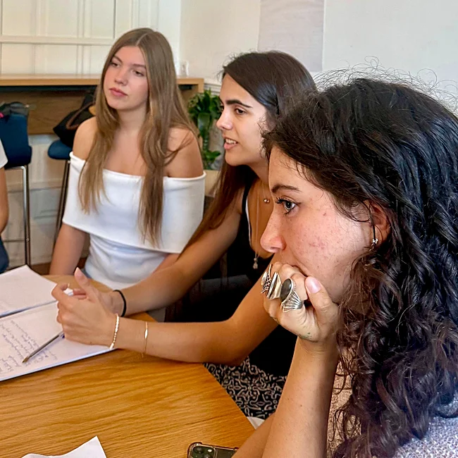 La infanta Sofía (izquierda) en una clase del Forward College.
