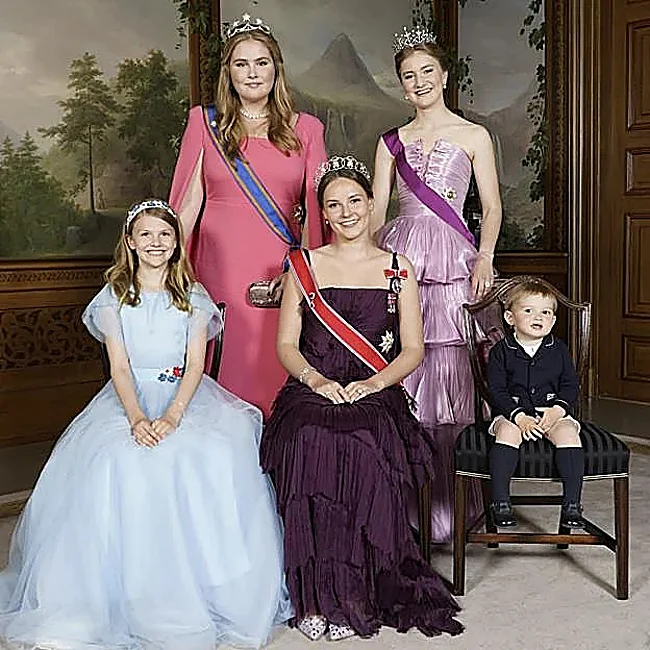 Sentada y con vestido color berejana, Ingrid de Noruega, en su 18 cumpleaños. De pie, Amalia de Holanda y Elisabeth de Bélgica.