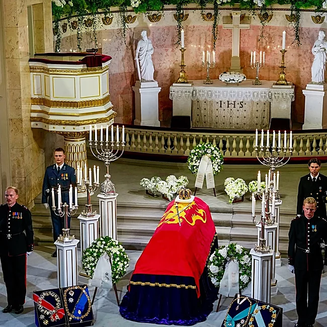 The coffin of King Harald laid to rest in the chapel of the Royal Palace.