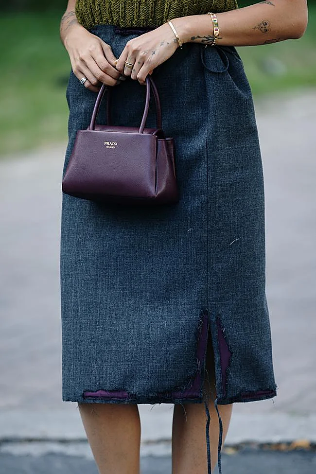 Bolso mini en color burdeos.
