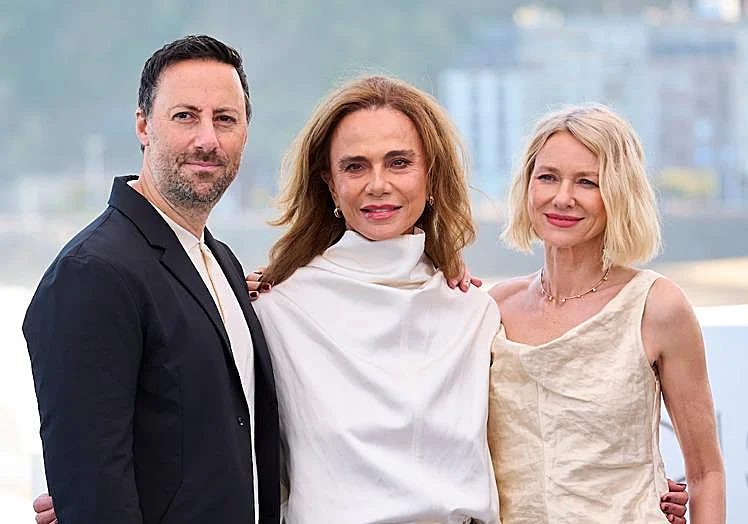 Ben Shirinian, Lena Olin y Naomi Watts en el photocall de la presentación de la película La esposa perfecta en Donostia.