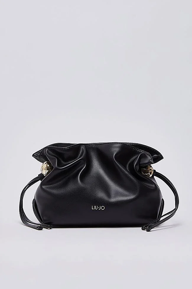 Bolso negro con detalle fruncido de Liu Jo.