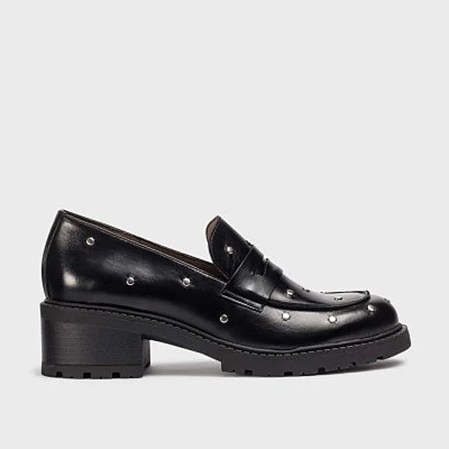 Mocasines con tachuelas de Wonders, 125 euros.
