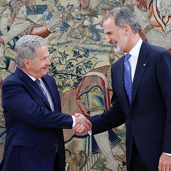 Felipe VI saluda al presidente de Finlandia, Sauli Vainamo Niinisto, en 2022.