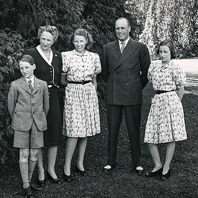 Los príncipes herederos Olav y Marta de Noruega con sus hijos: Harald, Astrid y Ragnhild.
