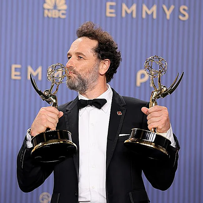 Matthew Rhys posa con sus dos Emmy, por L maldición de Wiodw's Bay y La bestía en mi.