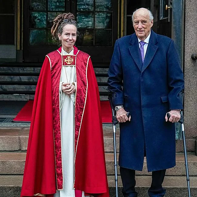 La obispa Sunniva Gylver con Harald de Noruega