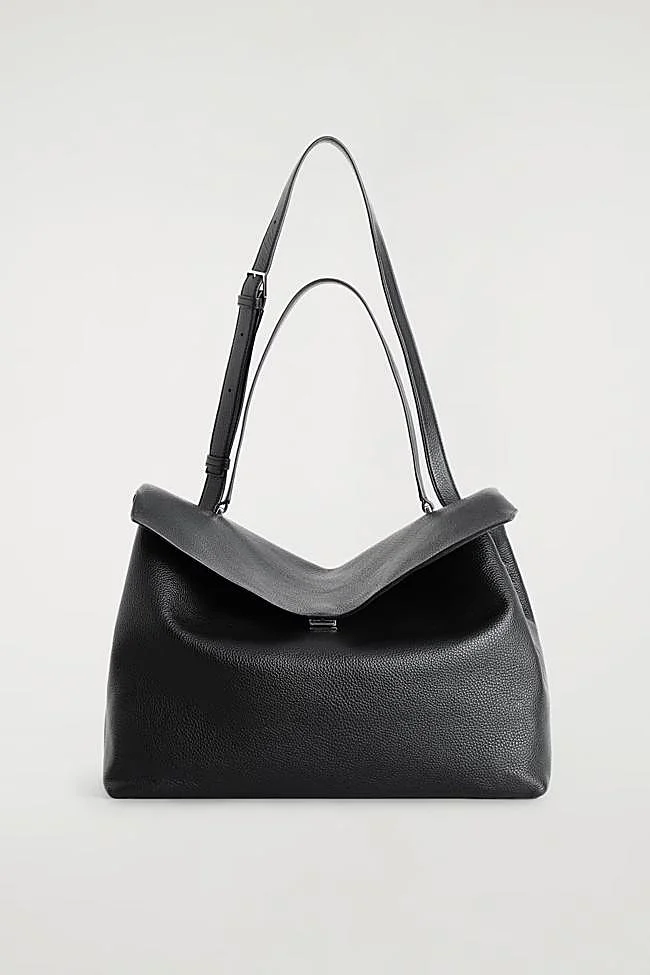 Bolso bandolera en negro de COS.