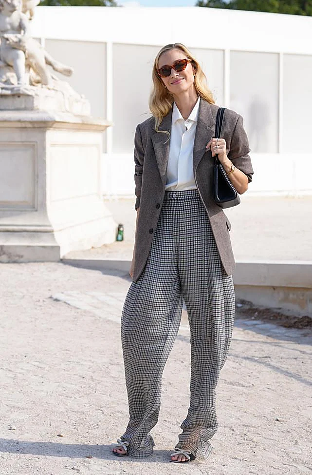 Beatrice Borromeo escogió unos pantalones de cuadros.