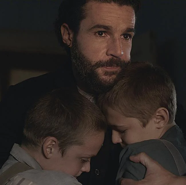 En el centro, Christopper Abbott como Adam Trask en una imagen de la miniserie Al este del Edén.