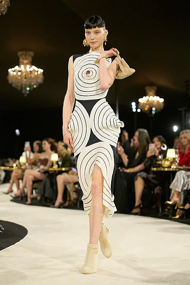 Look de Schiaparelli durante la Semana de la Moda de París.