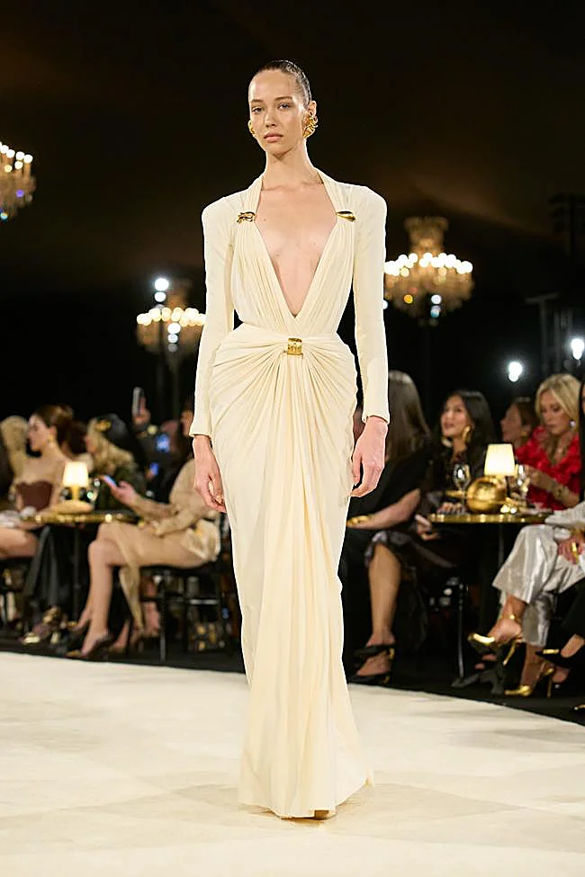 Look de Schiaparelli durante la Semana de la Moda de París.