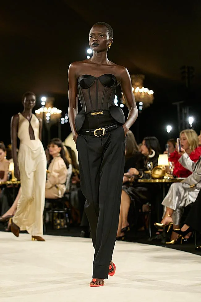Look de Schiaparelli durante la Semana de la Moda de París.