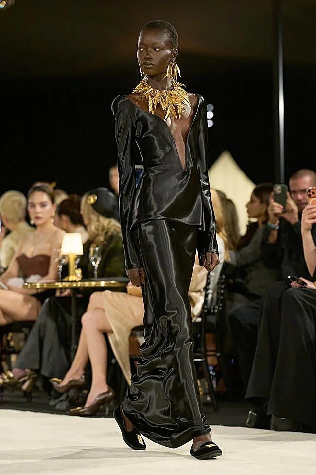 Look de Schiaparelli durante la Semana de la Moda de París.
