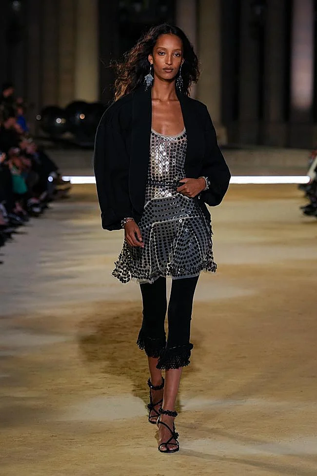 Look de Isabel Marant durante la Semana de la Moda de París.