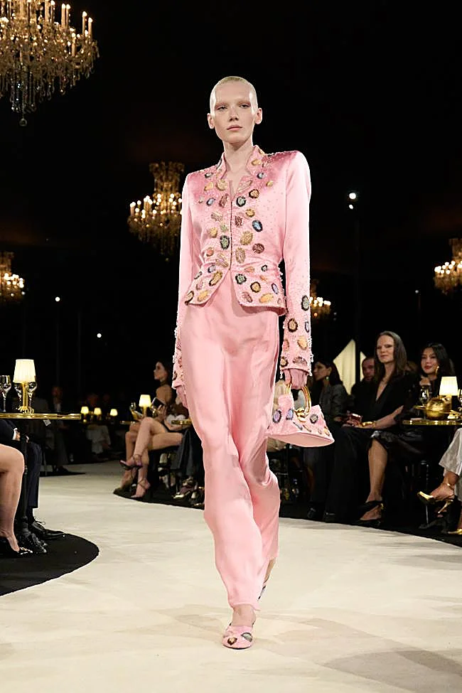Look de Schiaparelli durante la Semana de la Moda de París.
