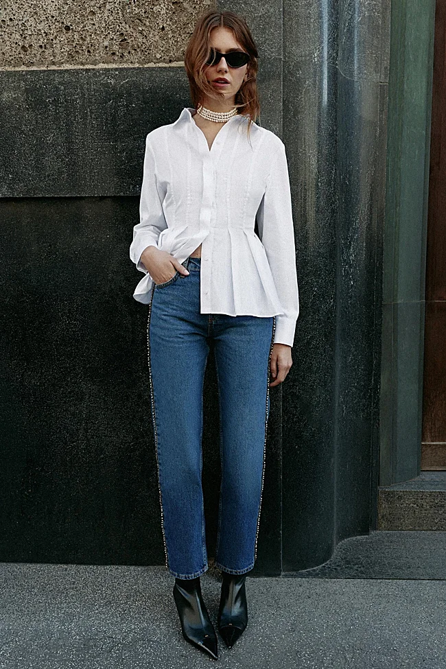 Vaqueros con perlas de Zara (39,95 euros)