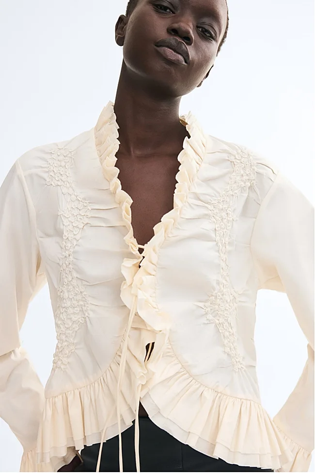 Camisa blanca con volantes de H&M (49 euros)