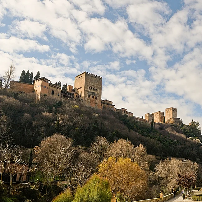 La Alhambra desde el paseo de los Tristes, junto al Darro.