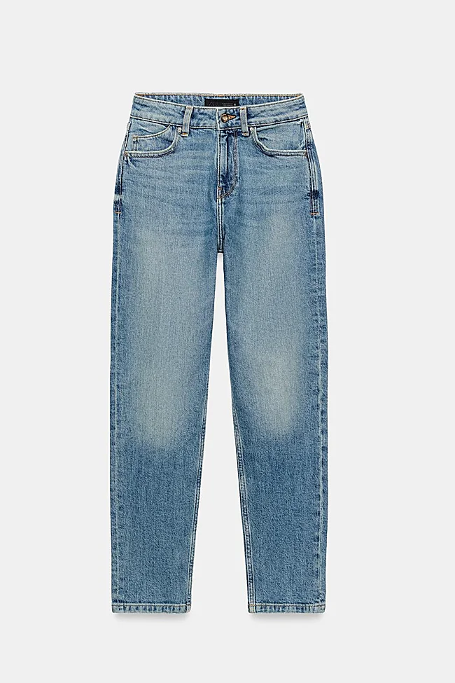 Vaqueros mom de Zara (25,99 euros)