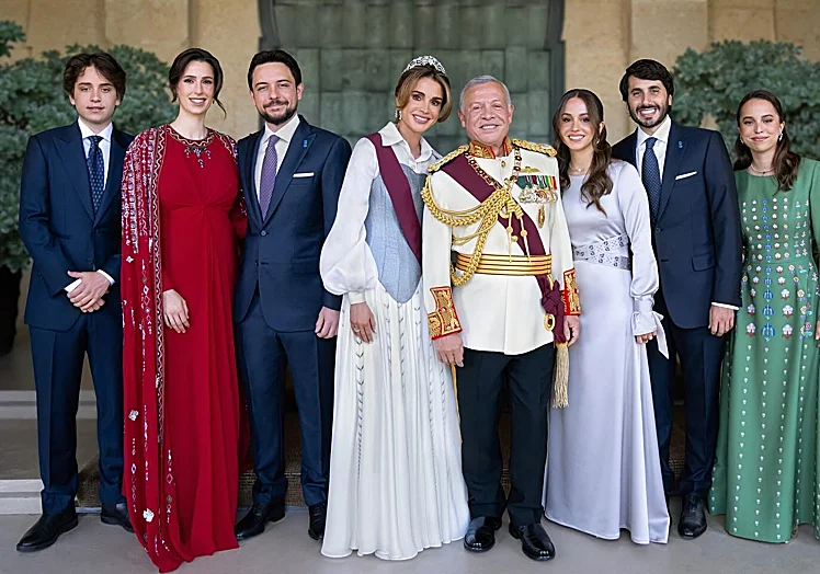 Rania de Jordania junto a su marido, sus hijos, su nuera y su yerno.