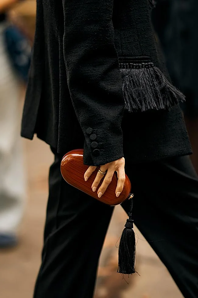 Bolso rígido con efecto madera en el street style parisino.