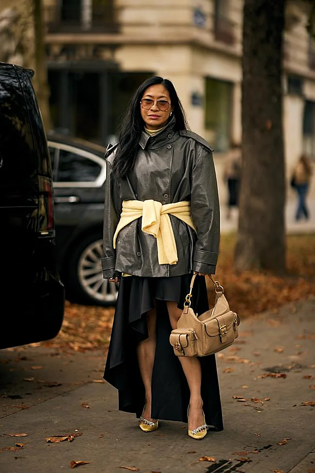 Un look con detalle de jersey anudado a la cintura.