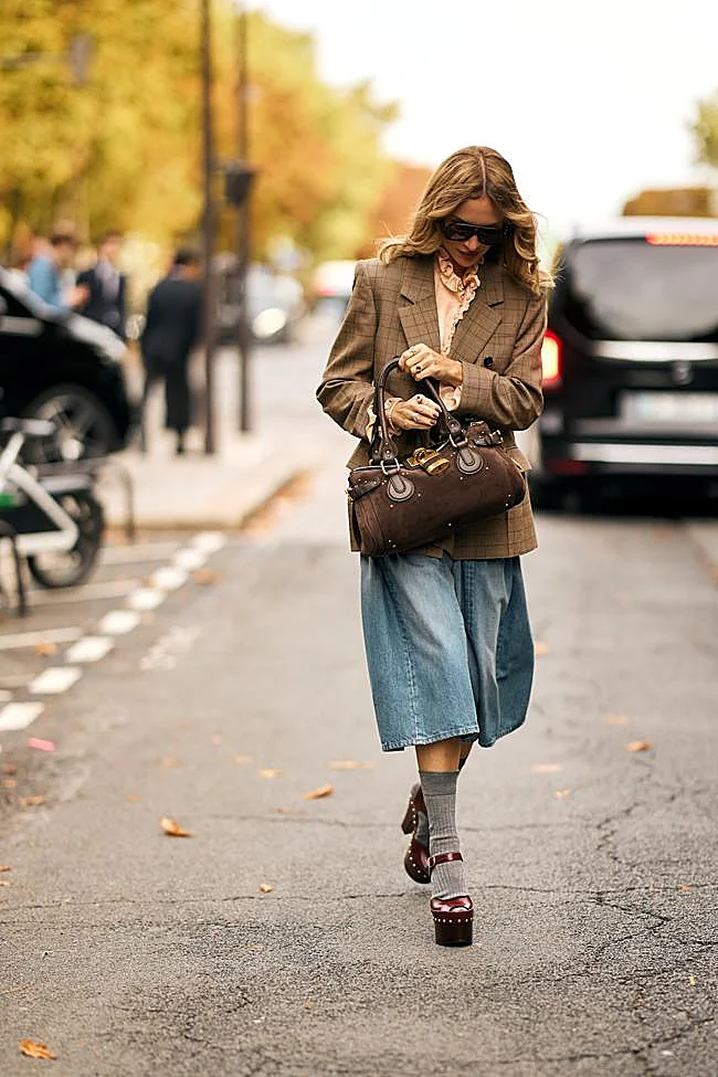 Un look con zuecos y calcetines en la Semana de la Moda de París.