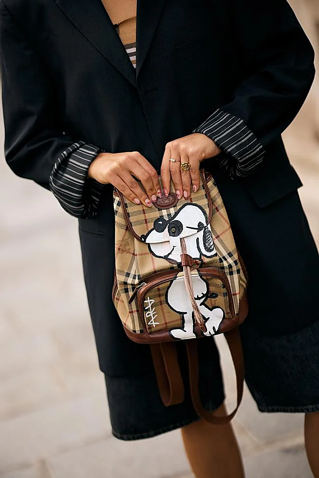 Una mochila de Burberry en colaboración con dibujo de Snoopy.