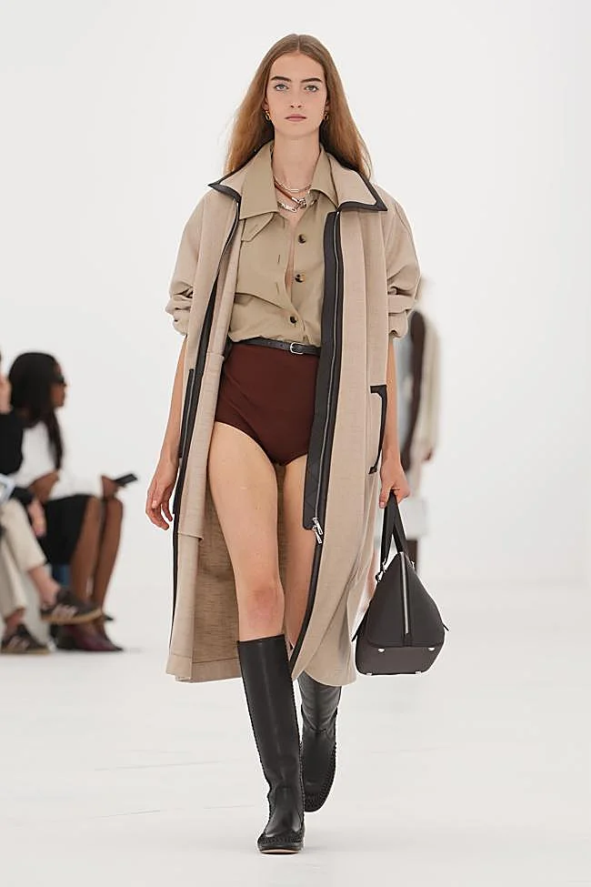 Look de Hermès en su desfile primavera/verano 2027 en la Semana de la Moda de París.