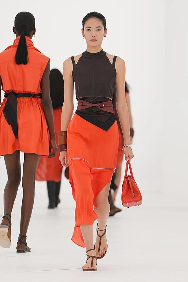 Look de Hermès en su desfile primavera/verano 2027 en la Semana de la Moda de París.