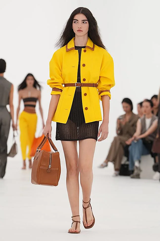 Look de Hermès en su desfile primavera/verano 2027 en la Semana de la Moda de París.