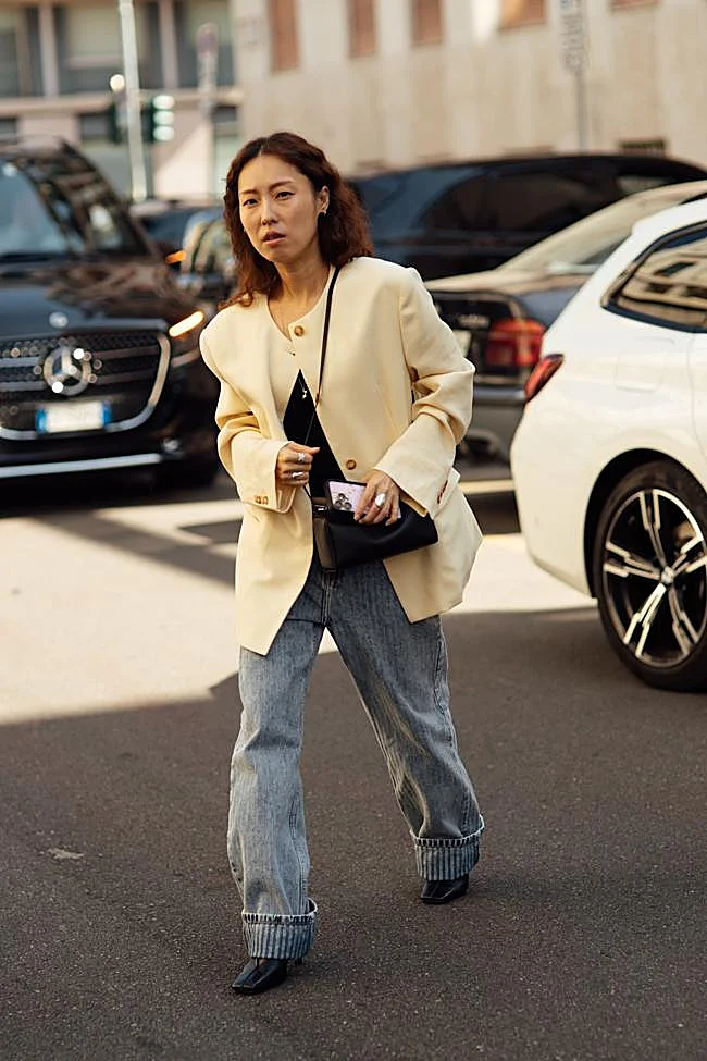 Vaqueros cuffed en el street style de Paris.