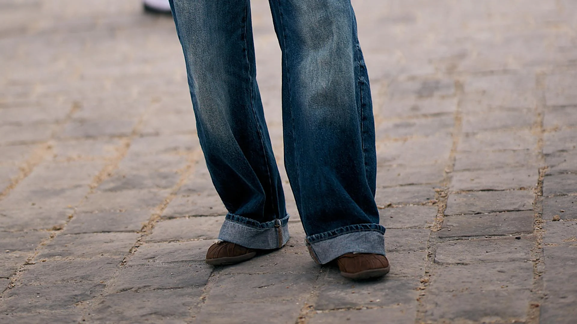 Cuffed Jeans: XXL Turn-Up Jeans Dominating Street Style
