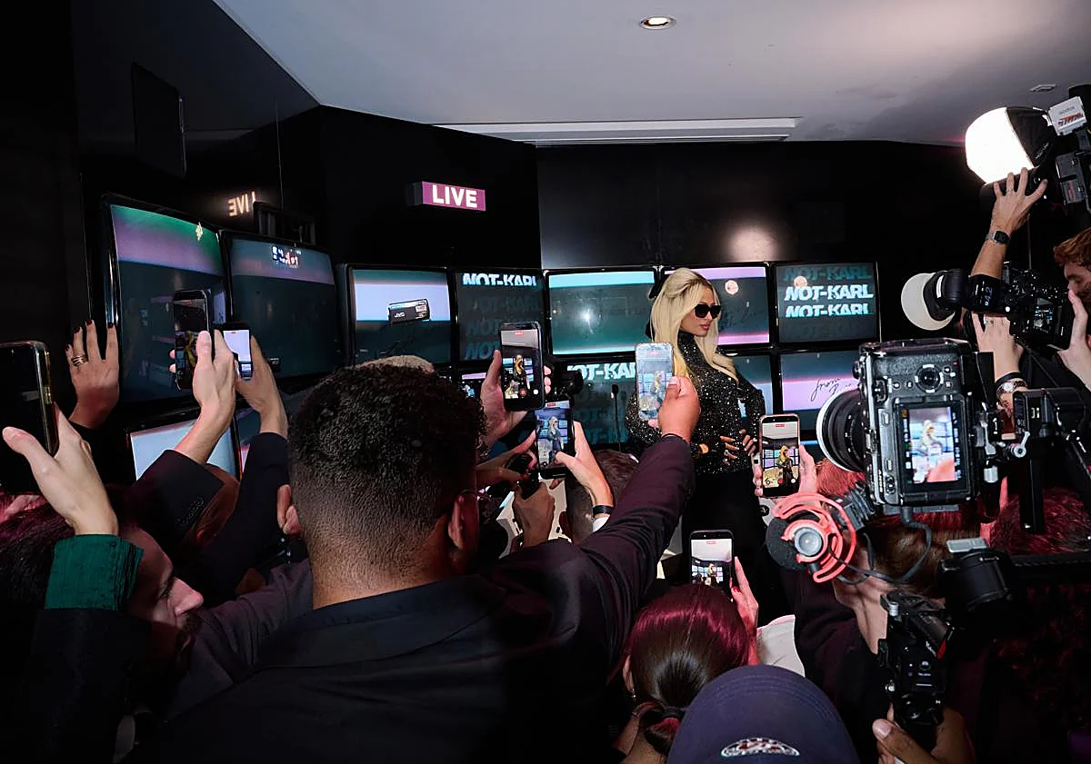 Imagen principal - Imágenes de la fiesta que celebró la reinauguración de la tienda de Karl Lagerfeld en el boulevard Saint Germain.