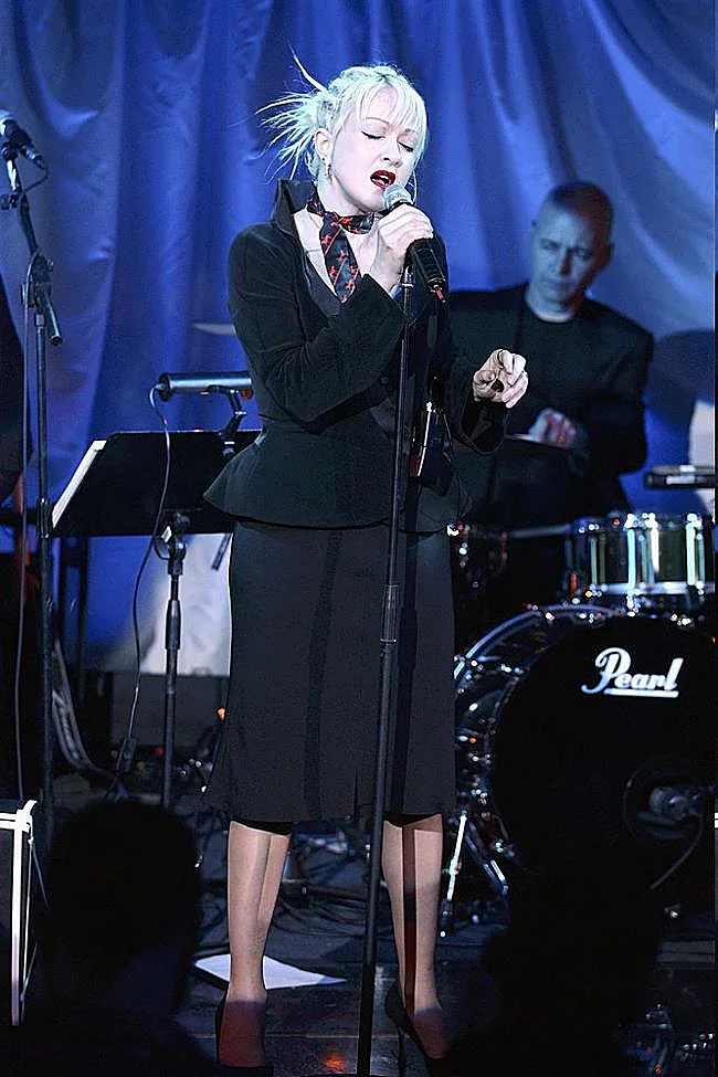 Décadas después de sus primeros grandes éxitos, Cyndi Lauper ha seguido utilizando la moda como parte esencial de su identidad sobre el escenario