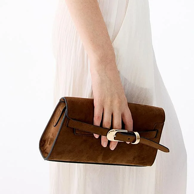 Bolso marrón compacto de H&M, 24,99 euros.