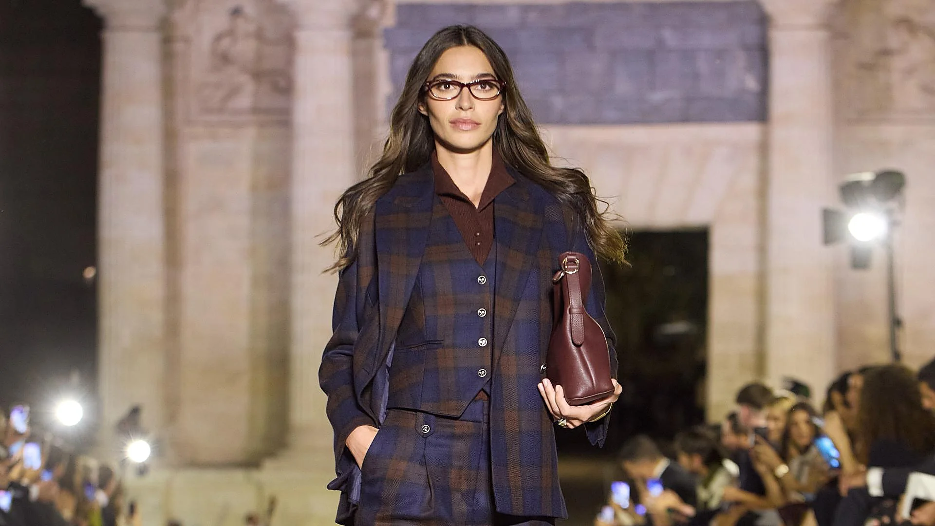 Silbon Showcases Impeccable Tailoring at Fashion Show on Córdoba’s Roman Bridge