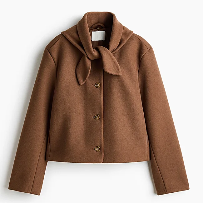 Short brown jacket from Zara (34.99 euros)
