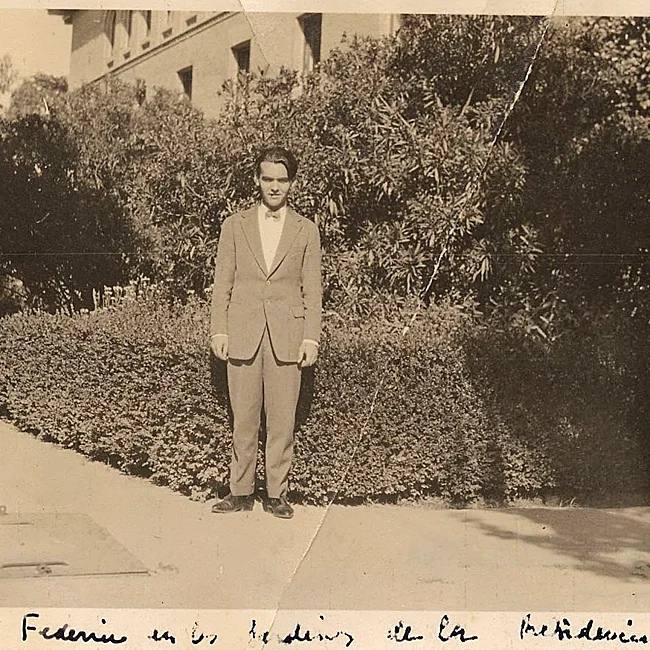 Federico García Lorca en los jardines de la Residencia, en la que estuvo entre 1919 y 1928.